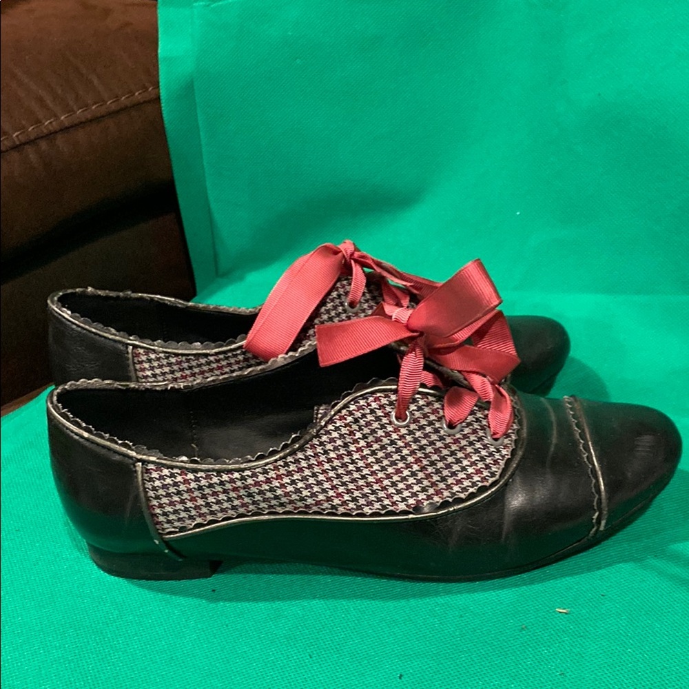 Women's Black and Pink Lace-Up Shoes